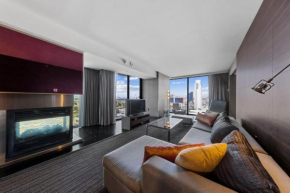 Huge Modern Luxury 17 Floor Panoramic Corner Suite with OPEN BALCONY